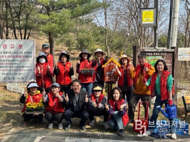 하안1동 주민자치회, 가림산 둘레길에 ‘봄꽃 향기’ 심다