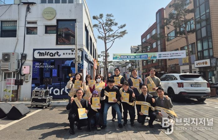 수원시·행궁동 지역상생협의체 관계자들이 지역상생구역 홍보 캠페인을 펼치고 있다.