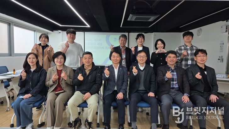 아동학대 대응 정보연계협의체 회의 참석자들이 회의를 마치고 기념촬영을 하고 있다.