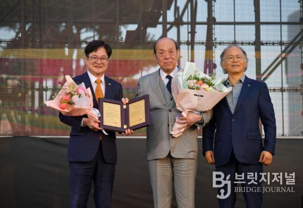 김병수 시장이 제15대 심수관에게 명예시민증을 수여했다.