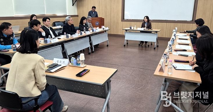 경주시는 청소년수련관에서 ‘2026년 경주시 청소년안전망 제1차 청소년복지실무위원회’를 26일 열고 위기청소년 지원 방안을 논의하고 있다.