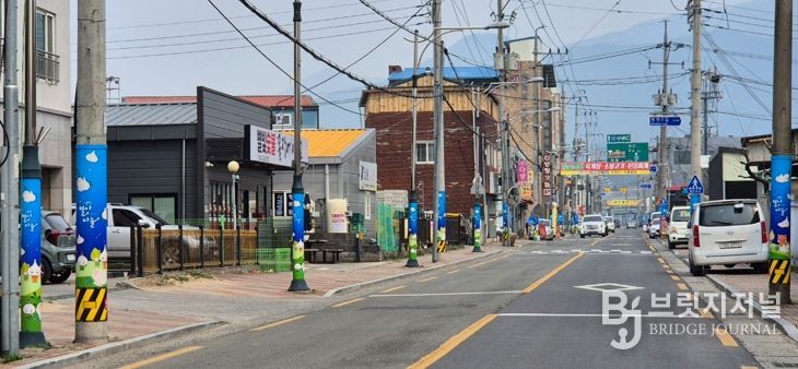 신녕면 일원 전신주와 가로등 등에 ‘영천별아마늘’ 디자인의 광고물 부착 방지 시트가 설치된 모습