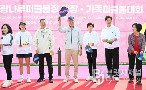 오세훈 서울시장이 29일(일) 광나루한강공원 피클볼장 개장식에서 시타 퍼포먼스에 참여하고 있다.