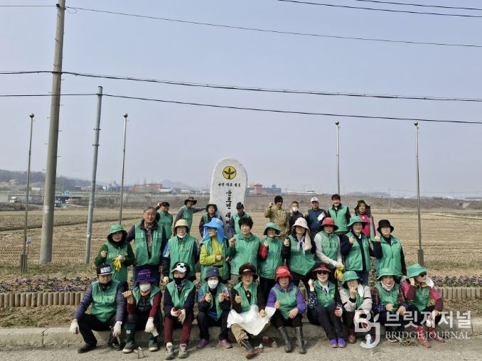 꽃묘 식재 활동에 참여한 새마을지도자둔포면협의회·부녀회원 단체 기념촬영을 하고 있다.