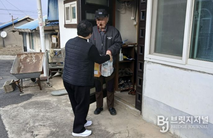 영인면 행복키움추진단 단원들이 취약계층 가구에 반찬을 전달하고 있다.