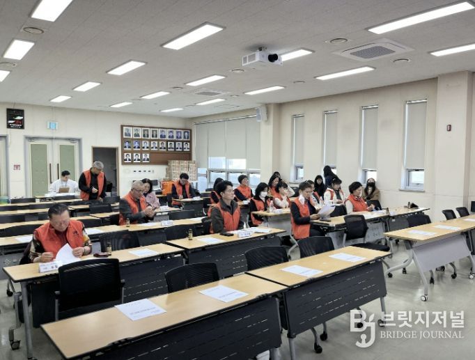 온양3동 행복키움추진단 위원들이 저소득 가구 자녀 장학금 지원을 위한 정기회의에서 의결을 진행하고 있다.