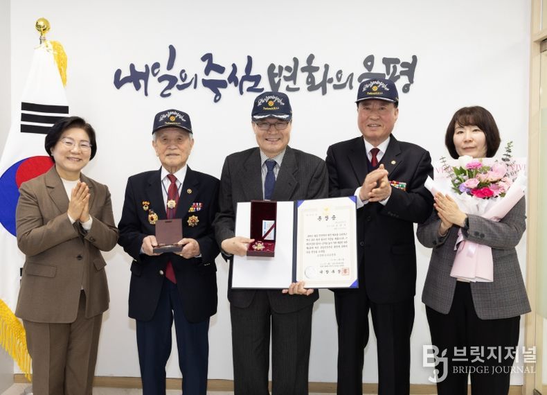 화랑무공훈장 전수식 사진. 왼쪽부터 김미경 은평구청장, 김상유 무공수훈자회 운영위원장, 유가족 김진규 씨, 류흥덕 무공수훈자회 지회장, 이지우 복지정책과장