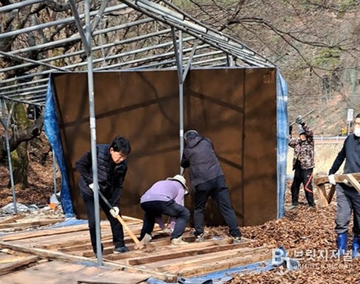 충북 괴산군 청천면 사담마을 주민들이 29일 하천 내 평상 시설을 철거하고 있다