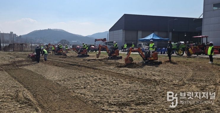 1. 천안시농업기술센터가 농업기계 안전교육을 추진하고 있다.