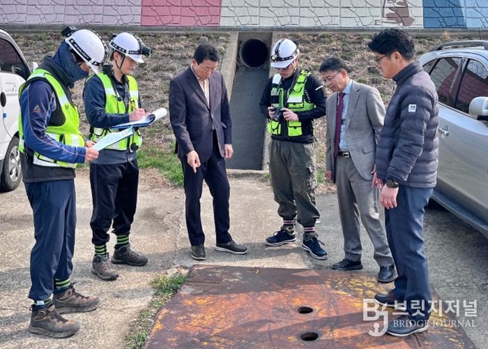 경주시 관계자와 민간 전문가들이 형산강 일원에서 하천 시설물에 대한 안전점검을 실시하고 있다.