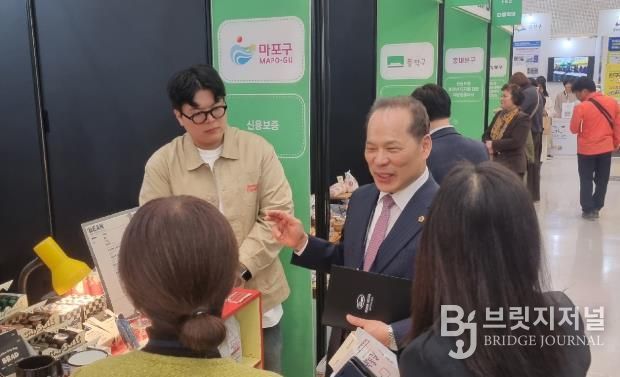 소영철의원이 박람회 부스를 체험하며 소상공인들과 소통하고 있다