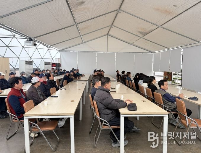 공원관리 현업 종사자들이 작업 안전 수칙 및 사고 예방 교육을 받고 있다.