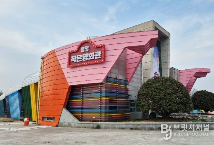 함양군 작은영화관이 개관 한 달여 만에 누적 관람객 1만 명을 돌파하며 지역의 일상 속 대표 문화공간으로 빠르게 자리 잡고 있다.