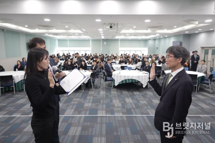 천창수 교육감과 서미경 학교운동부지도자 대표가 30일 외솔회의실에서 '청렴 일상 다지기 실천 서약' 선서를 하고있다
