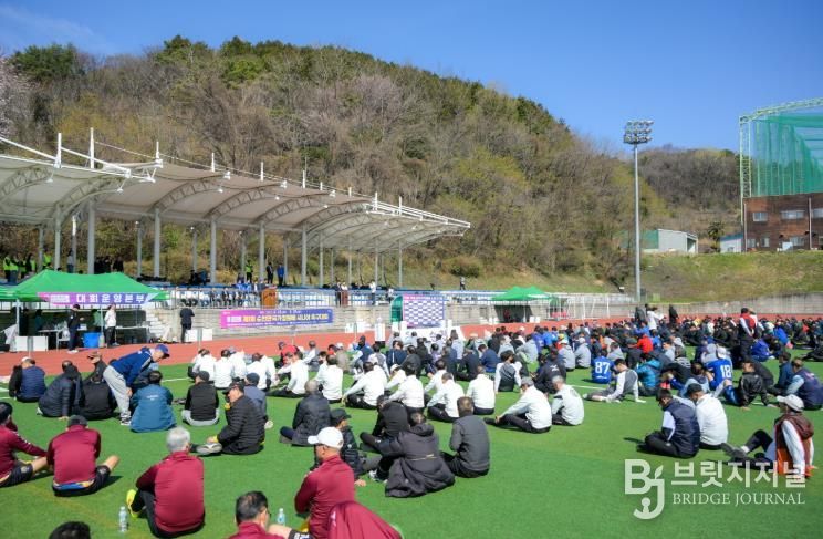 지난 28일 팔마보조경기장에서 열린 제1회 순천만국가정원배 시니어 축구대회에서 선수들이 개회식을 진행하고 있다