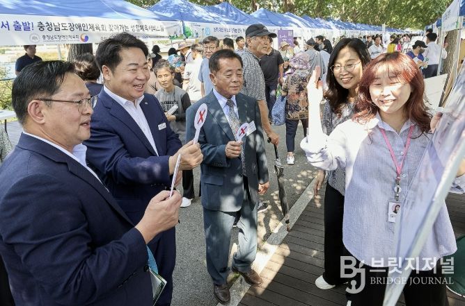 사회복지의 날 기념 ‘아산시 온마음 복지한마당’ 아산시장 등 행사 부스 방문 사진