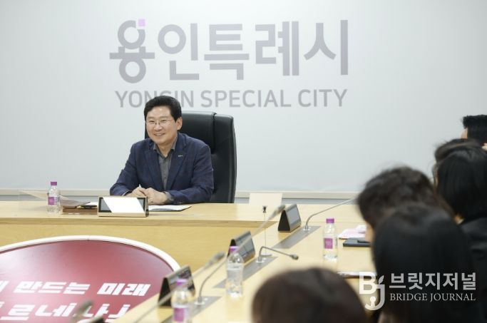 이상일 용인특례시장이 26일 시청에서 학부모들과 (가칭)AI예술융합고 설립 등 교육 현안을 논의하고 있다