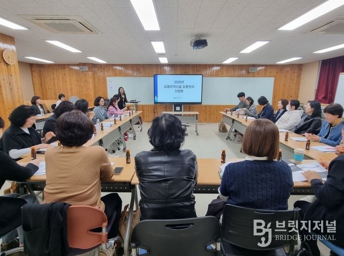 수원시 보건소 관계자, 요양병원·요양원 감염관리 담당자 등이 ‘감염취약시설 감염관리 간담회’에 함께하고 있다.