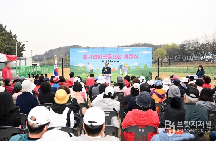 ‘도심 속 필드’…연수구, ‘승기천 파크골프장’ 개장
