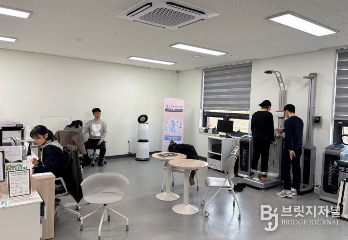 밀양시 건강채움센터 건강관리실에서 모바일 헬스케어 사업 참여자를 대상으로 사전 검진 및 상담을 진행하고 있다.