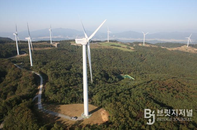 경주시 관내 풍력발전시설 전경. 시는 4월 1일부터 20일까지 풍력발전시설 24기를 대상으로 합동 안전점검을 실시한다