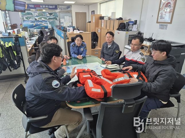 구명조끼 원리 및 부력 등에 대하여 설명하는 모습