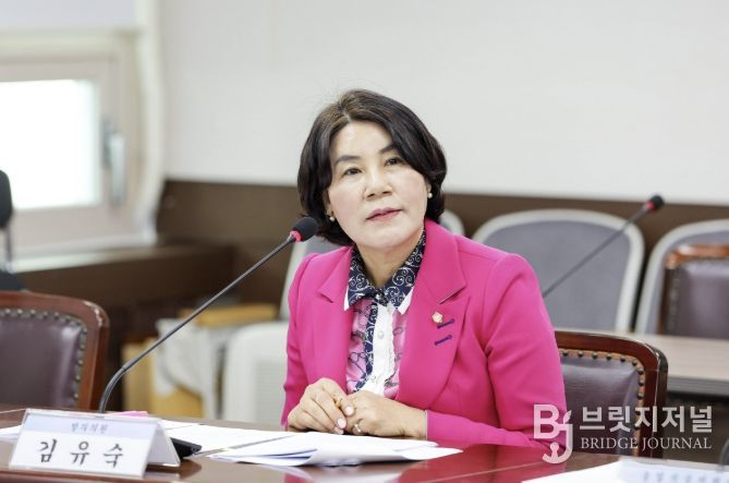 안산시의회 김유숙 의원이 지난 24일 제2상임위원실에서 열린 제302회 임시회 기획행정위원회에서 자신이 대표 발의한 ‘안산시 농어업작업안전재해 예방 및 지원에 관한 조례안’에 대해 설명하고 있다.