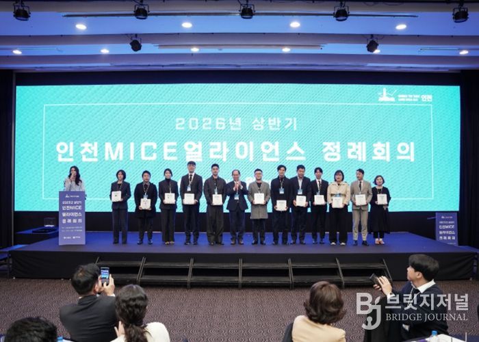 2026년 신규 회원사(12개사) 명패 수여 기념촬영