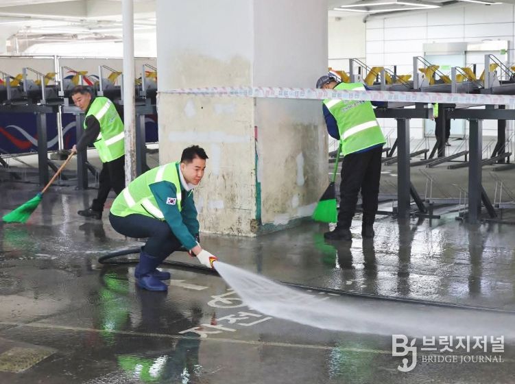 오언석 도봉구청장이 직원들과 함께 창동역 고가하부를 물청소하고 있다