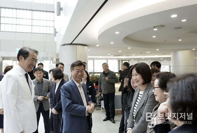 신상진 성남시장이 31일 성남시의료원을 방문해 내방 환자와 가족들을 만나 이야기 나누고 있다.