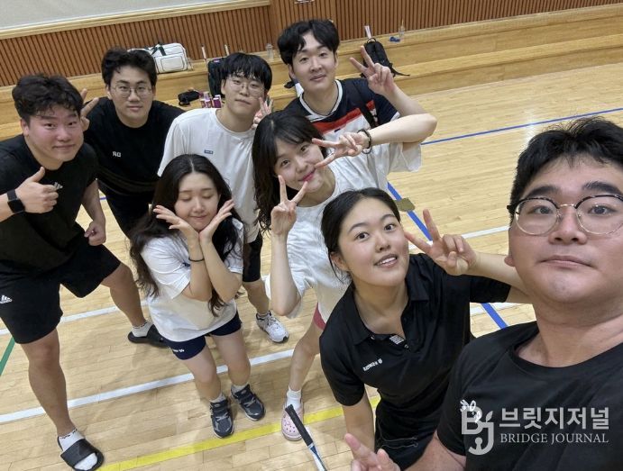 지난해 9월 광명시 청년동 동아리 사업 '아우름(Our Room)'의 운동 동아리 참여자들이 운동 후 기념 사진을 찍고 있는 모습