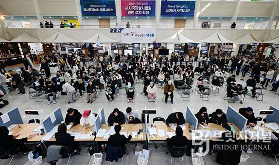 2026년 3월 16일 시청 중앙홀에서 천원주택 예비입주자 접수를 받고 있다