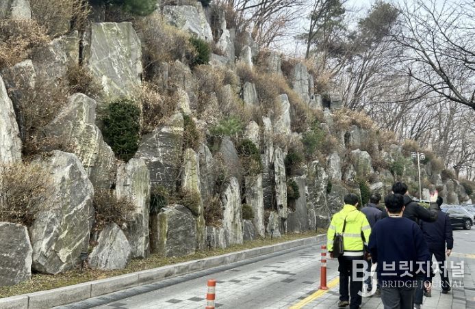 구리시에서 민간 전문가와 함께 급경사지 안전 점검을 하고 있다.