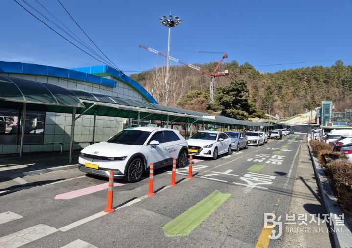 밀양역 택시승강장에서 대기 중인 택시들의 모습