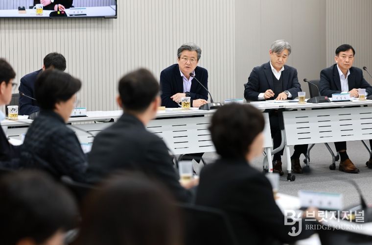 정용래 유성구청장이 1일 확대간부회의를 주재하고 있다.