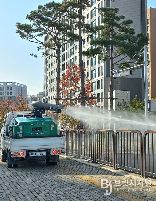화성특례시 방역소독차량이 생활권 주변에서 친환경 방역소독을 실시하고 있다