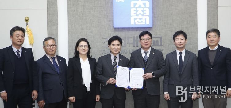 전남교육청, 조선대학교 관계자들이 지난 3월 27일 ‘고교-대학 연계 학점 인정 업무협약’을 체결한 뒤 기념사진촬영을 하고 있다.