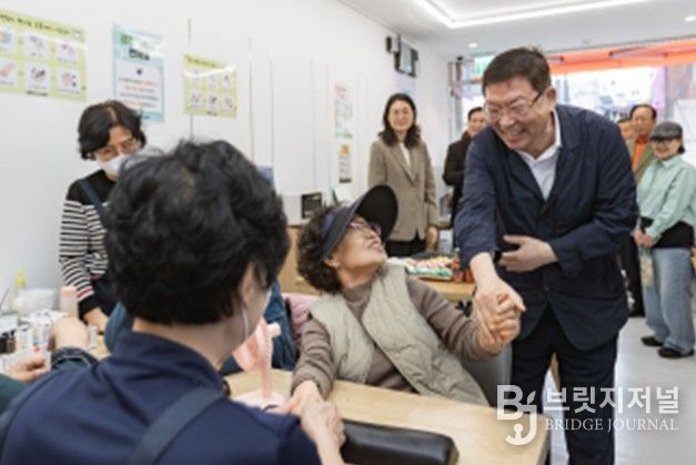 광진 천천히 편의점에 방문하여 이용객과 인사나누는 김경호 광진구청장