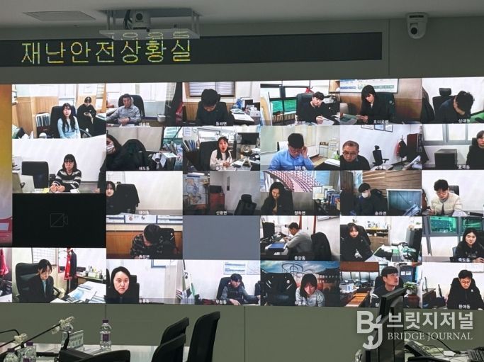 포항시는 1일 시청 재난안전상황실에서 구청 및 29개 읍면동 안전 담당자들이 참석한 가운데 ‘봄철 산불 예방을 위한 현장 대응 소통 회의’를 개최했다.