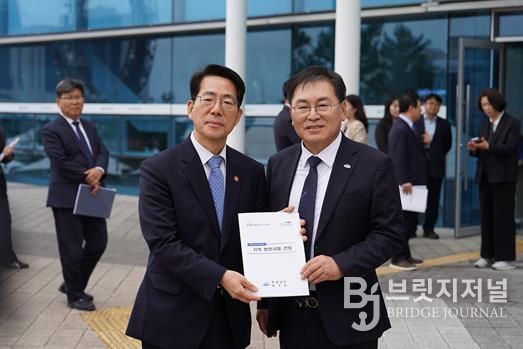 여수시가 4월 1일 여수를 방문한 황종우 해수부 장관에게 해양관광 및 수산분야 주요 현안사업에 대한 정부 지원을 건의했다.(좌-황종우 해양수산부 장관, 우-정현구 여수시장 권한대행)