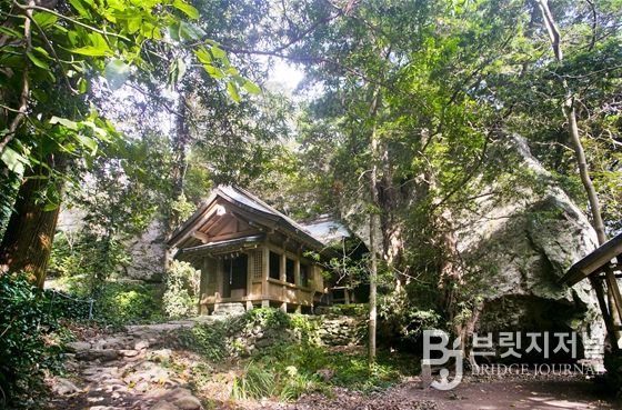 오키노시마 섬안의 신사(오키츠미야 본전)'