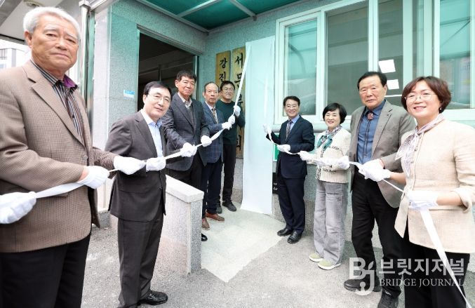 서문 거점형 경로당 현판 제막식 모습.