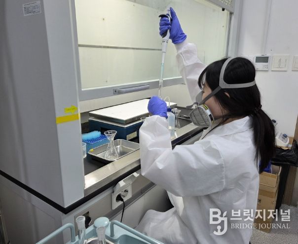 가축퇴비부숙도 검사(강산을 이용한 퇴비 분해 및 추출하는 장면)