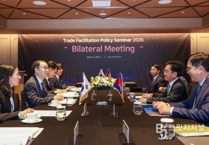 이명구 관세청장(왼쪽 두번째)이 1일 서울에서 쿤념 캄보디아 관세소비세총국장(오른쪽 두번째)과 합동단속 작전 협력 약정을 체결하고 있다.
<p> </p>
<p>