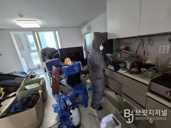 저장강박가구 청소 진행 모습