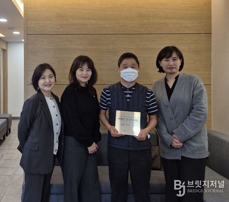 성북구가 ‘어르신 건강주치의 사업’ 신규 협력 의료기관으로 참여한 우성연합의원과 함께 현판식을 개최했다.