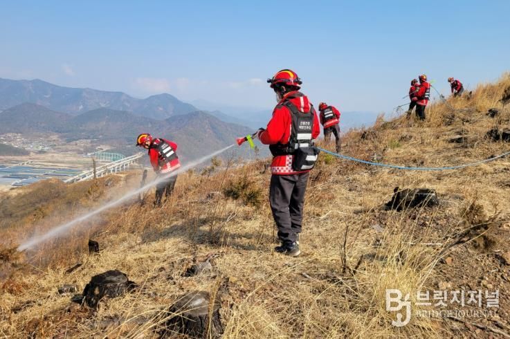 청명·한식을 앞두고 산불전문예방진화대원이 산불진화훈련을 진행 중이다.