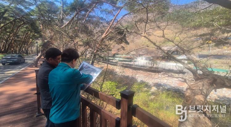 이정곤 부시장이 지난 2일 국가하천 구역 내 불법 경작 및 시설물 일제 점검 현장을 찾아 관련 현황을 점검하고 있다.