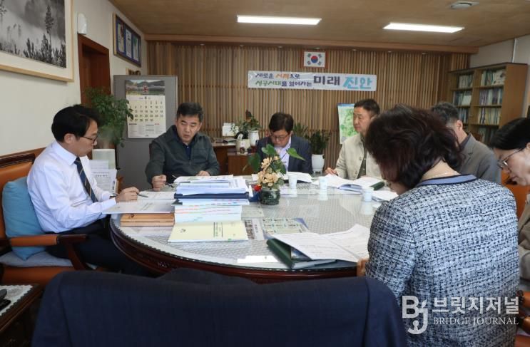 진안군 비상경제 TF가동 민생안정 총력(회의 사진).