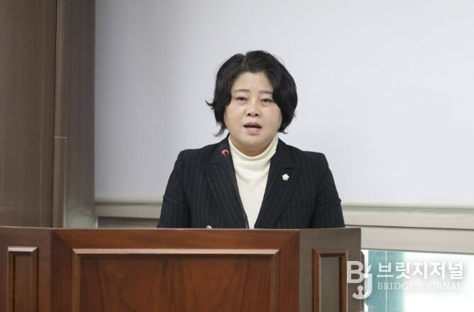 ‘안산시 전세사기 예방 및 안전전세 관리단 운영 조례안’을 대표 발의한 김진숙 의원이 지난달 24일 의회 제3상임위원실에서 열린 제302회 임시회 도시환경위원회에서 조례안에 대해 설명하고 있다.